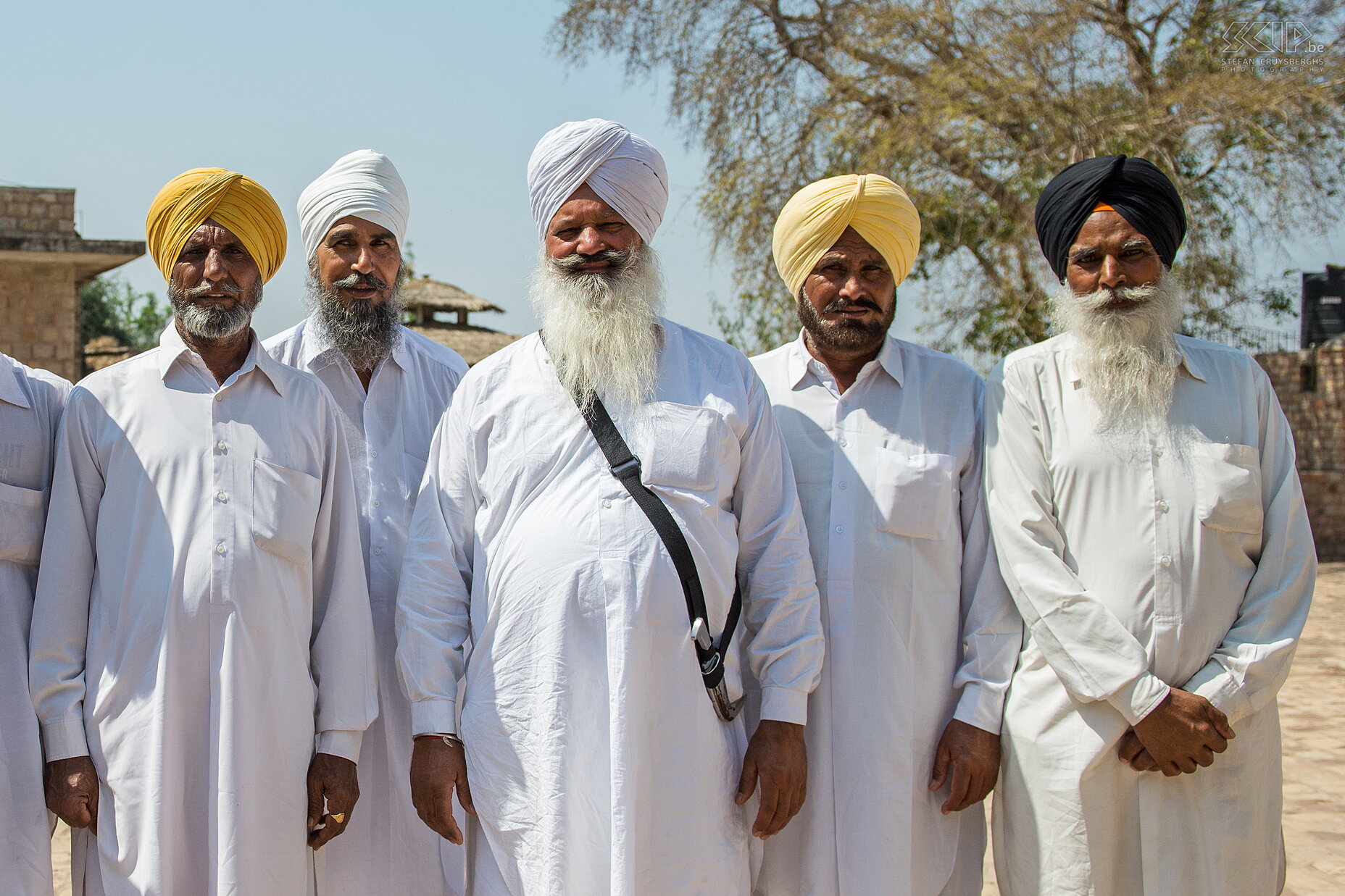 Gwalior fort - Sikhs Een groep van Sikhs. Een sikh is te herkennen aan z'n tulband omdat een sikh zijn haren op het gehele lichaam niet mag afknippen. Een gedoopte sikh tooit zich met de vijf 'Kakkaars': Kesh (ongeknipt haar), Kangha (een houten kam), Kachha (korte broek), Kara (stalen armband) en Kirpan (zwaard). Stefan Cruysberghs